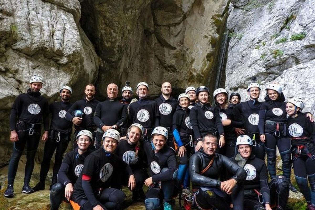 un gruppo di persone in posa per una foto in una grotta