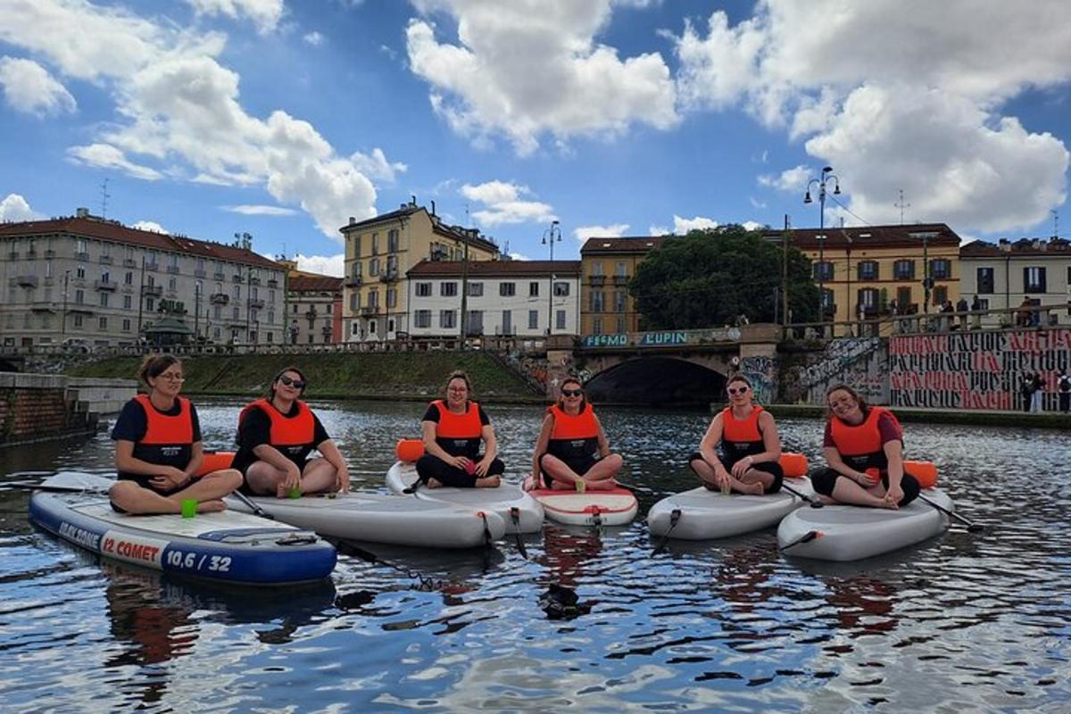 Un grupo de mujeres sentadas en balsas en el agua