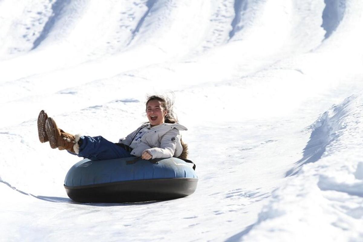 una persona que viaja en un tubo en la nieve