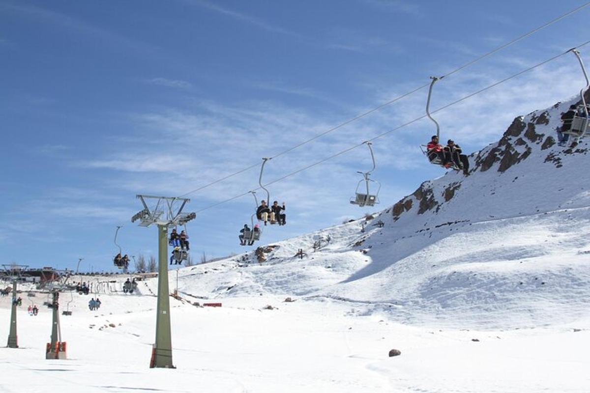 Un grupo de personas viajando en un telesquí en la nieve.