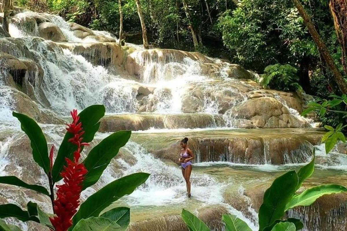 una donna in piedi davanti a una cascata