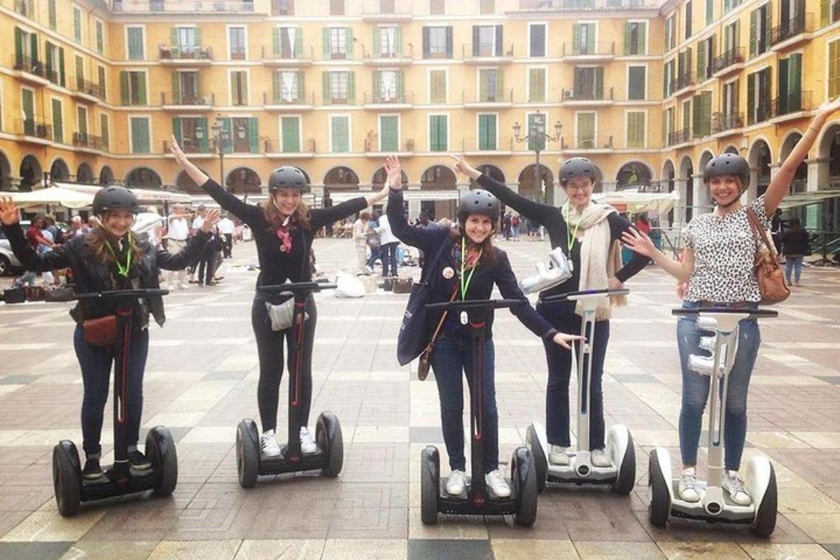 Hópur fólks sem hjólar á Segway í borg