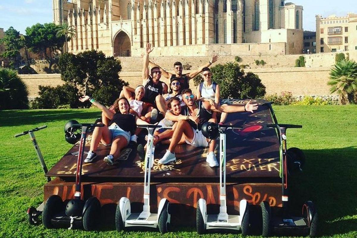 un gruppo di persone che fanno un giro su un gonfiabile