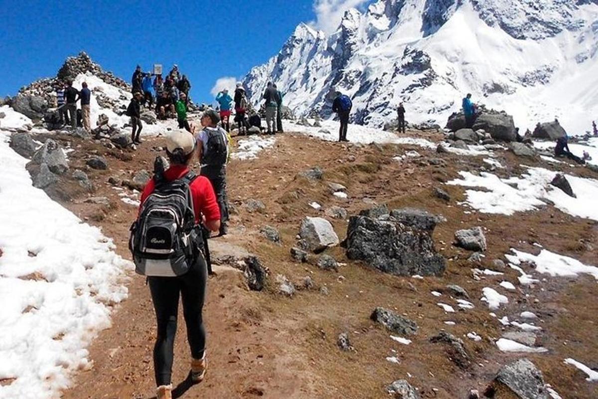 un grup de persones caminant per una muntanya nevada