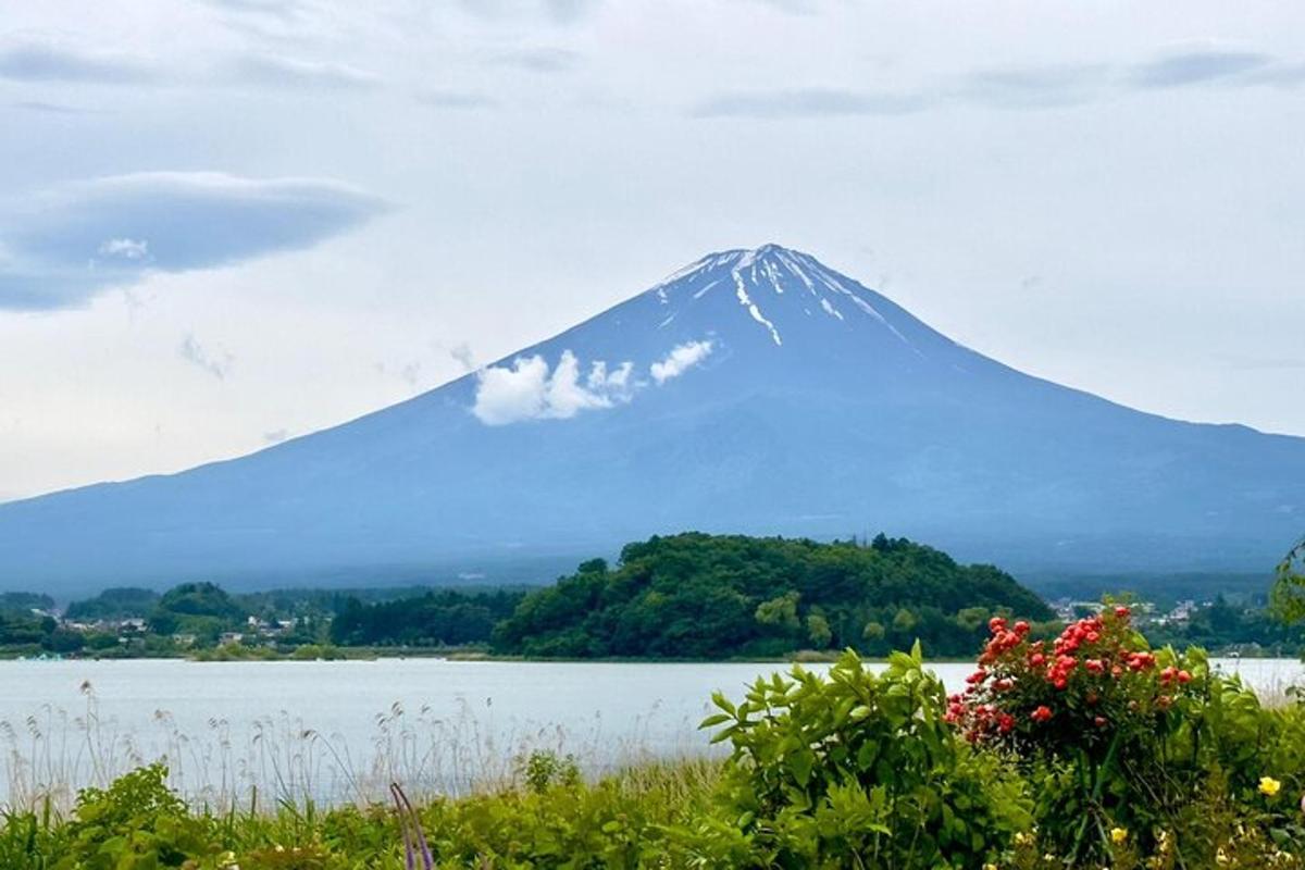 ein Berg in der Ferne mit einem Gewässer