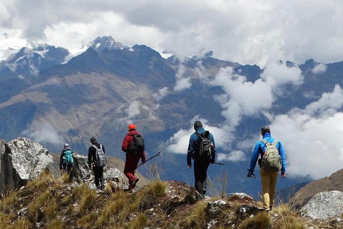un grup de persones caminant al cim d'una muntanya