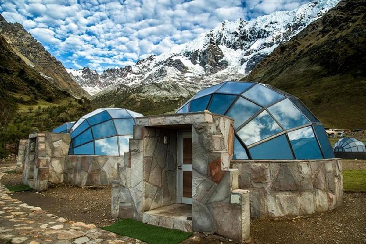un edifici de pedra amb una porta a la muntanya