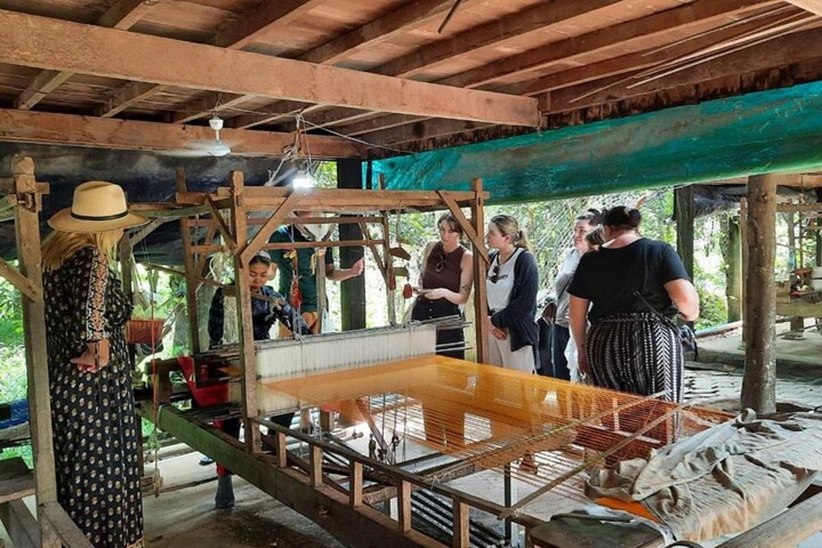 grupp inimesi, kes seisavad laudas puuri ümber