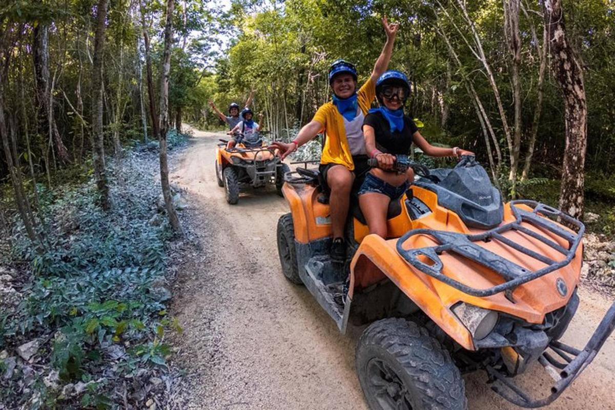 un gruppo di persone che guidano quad su una strada sterrata