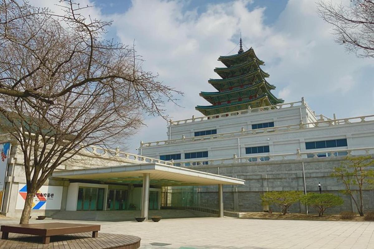 un grande edificio con una pagoda in cima