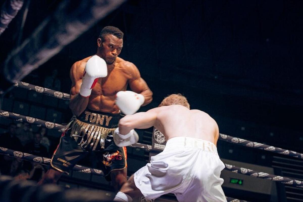 due uomini stanno facendo boxe su un ring