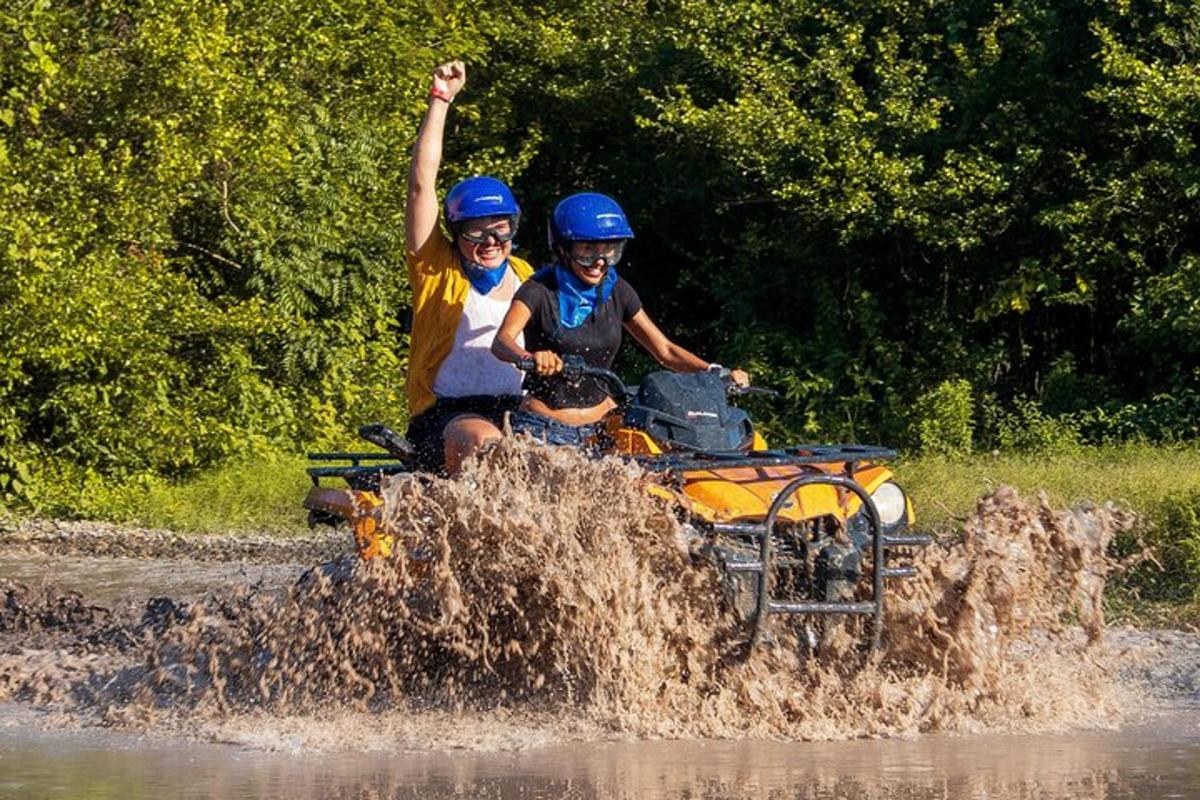 due persone a bordo di un quad in acqua