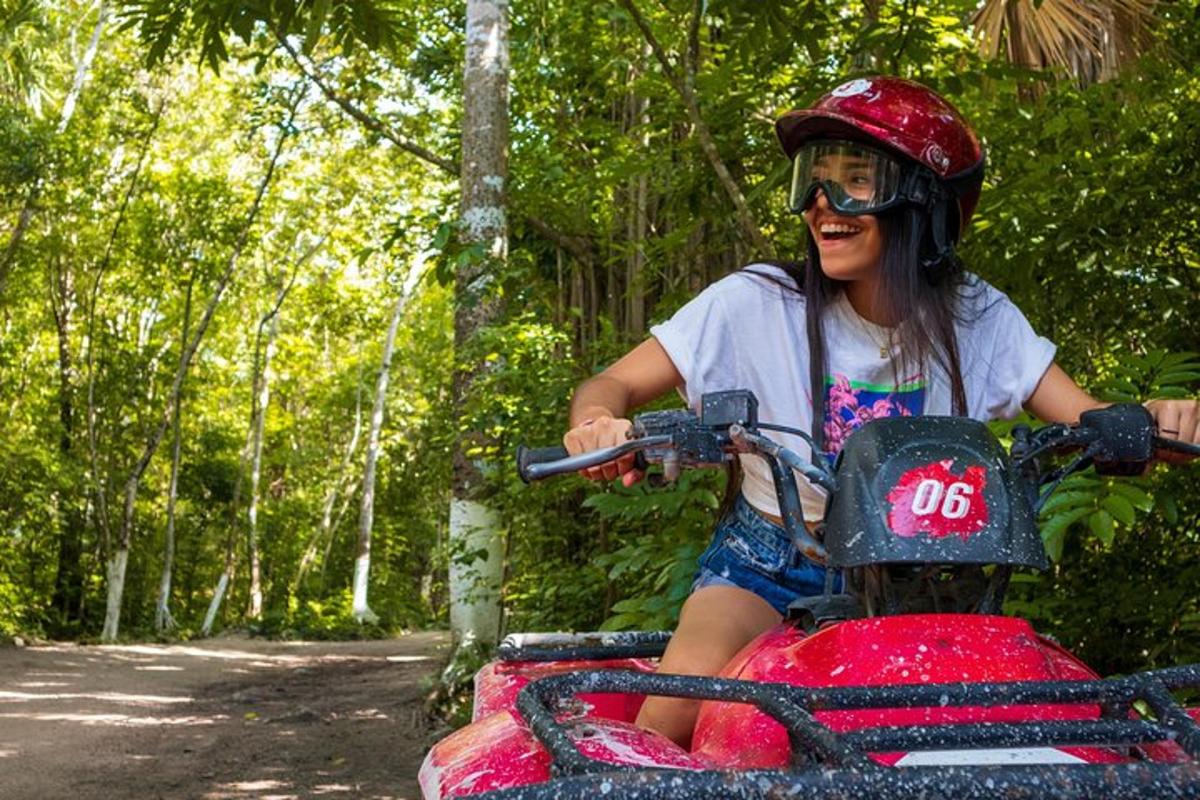 una noia jove anant en motocicleta per un sender