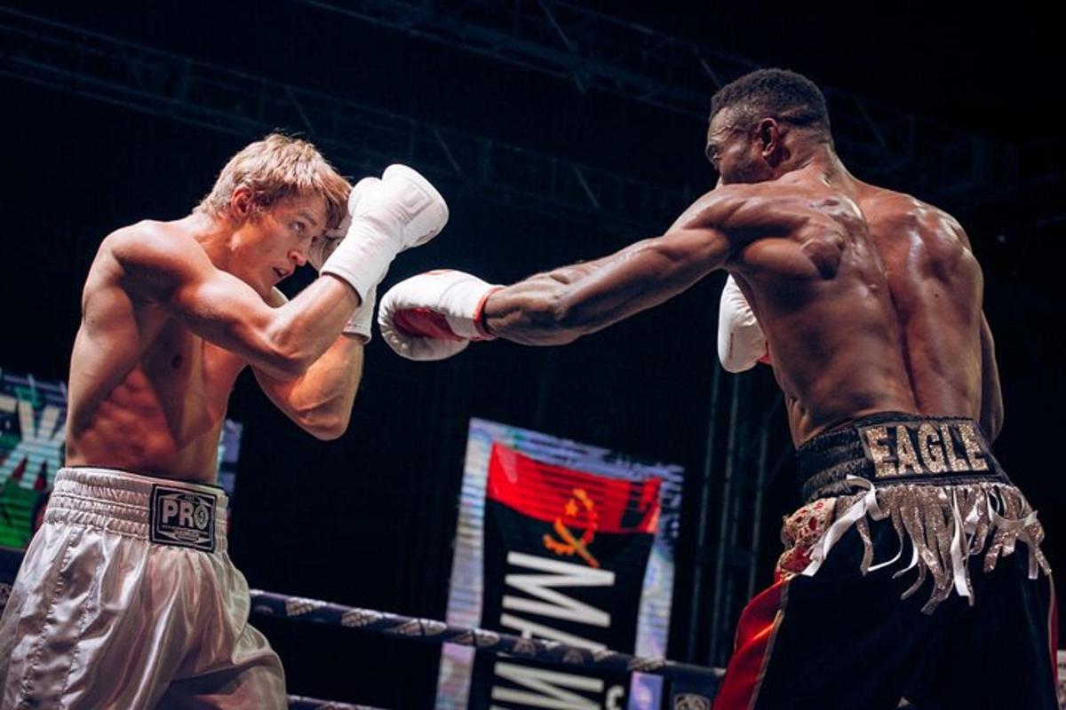 due uomini stanno facendo boxe su un ring