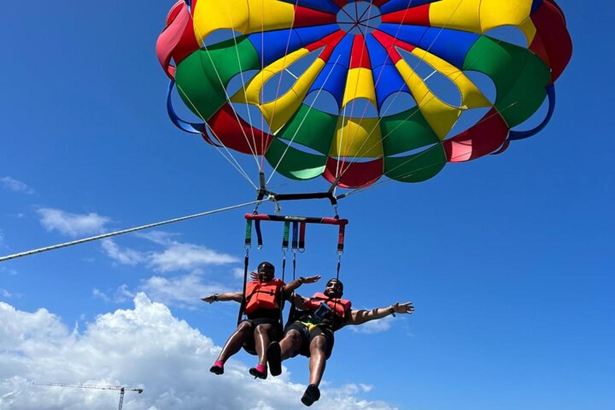 deux personnes montent sur un parachute