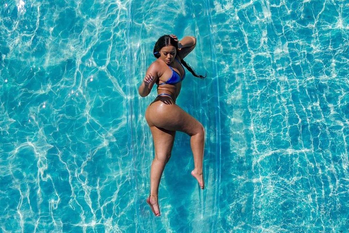 kona í bikiní í sundlaug