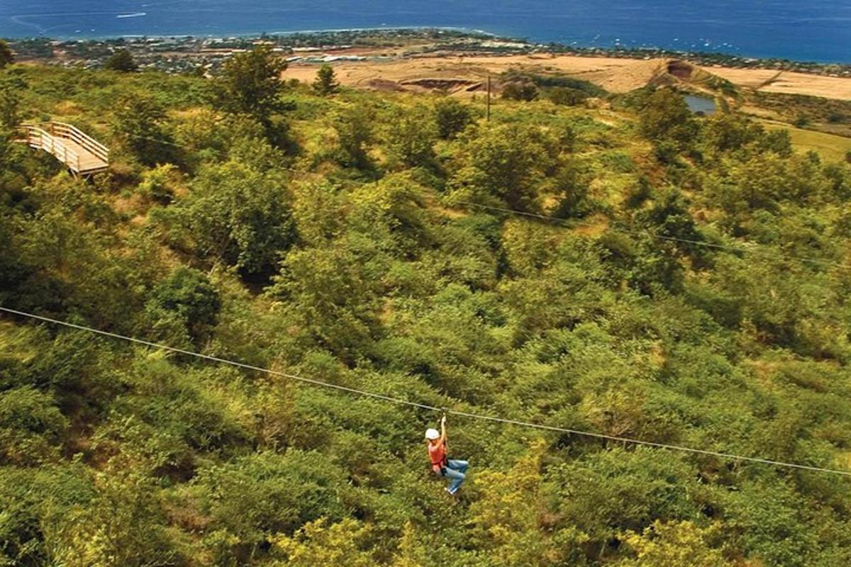 una persona è in piedi su una teleferica