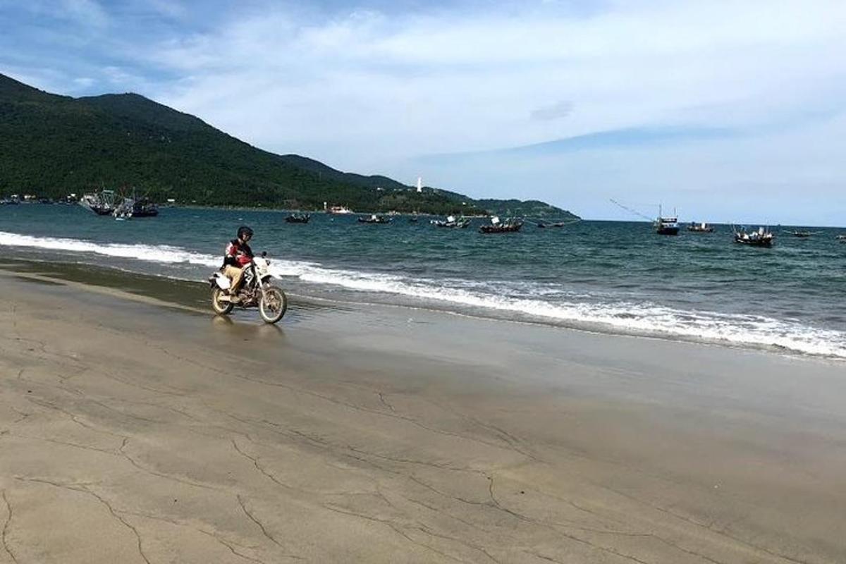 해변에서 오토바이를 타는 사람