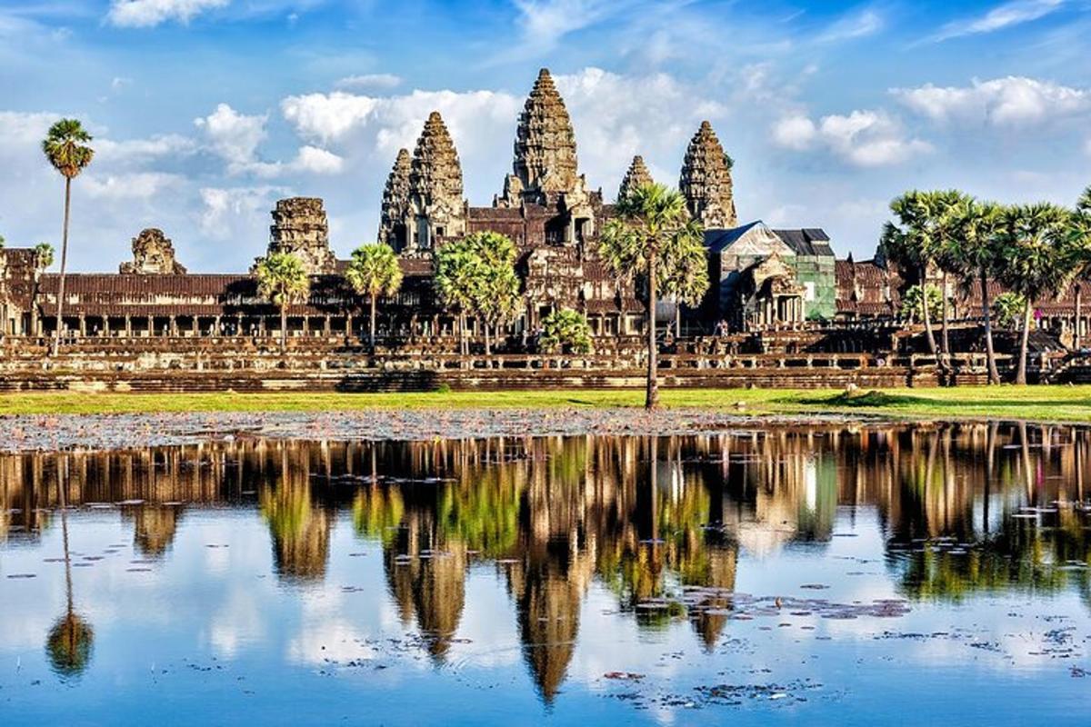 một góc nhìn về một ngôi đền với hình ảnh phản chiếu của nó trong nước