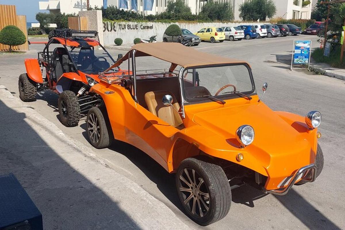 oranžen golf voziček parkiran na parkirišču