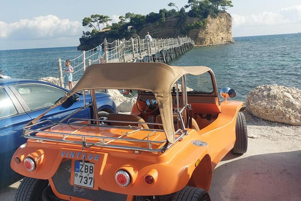 oranžen avto parkiran ob vodi