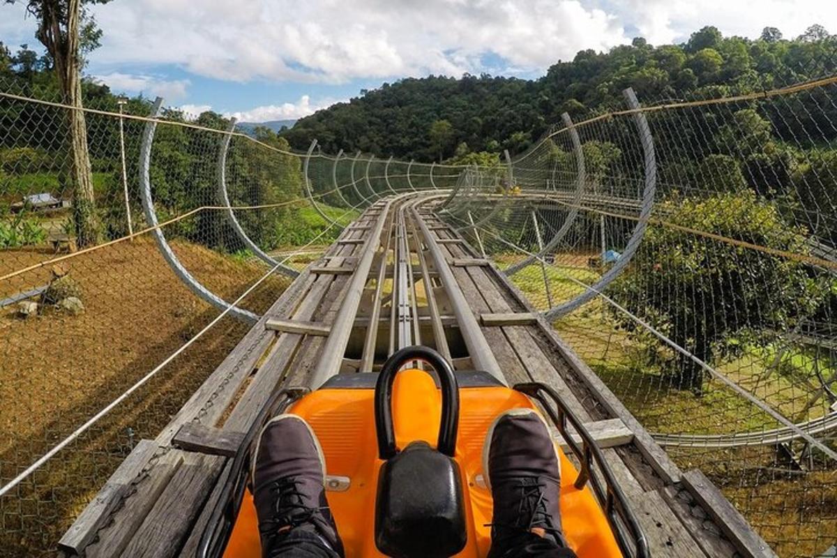 ang isang tao ay nakasakay sa isang roller coaster