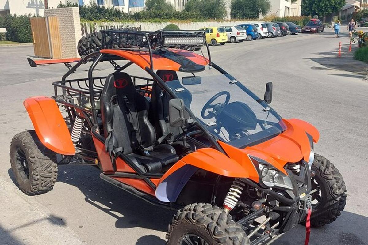 oranžen štirikolesnik parkiran na parkirišču
