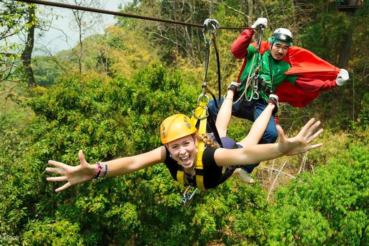 dve osebi, ki se vozita po ziplineu
