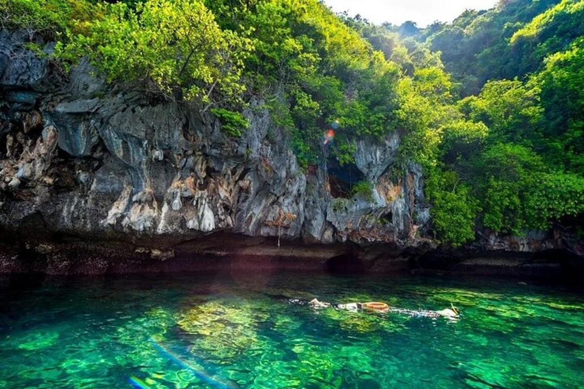vodno telo ob skalnati pečini