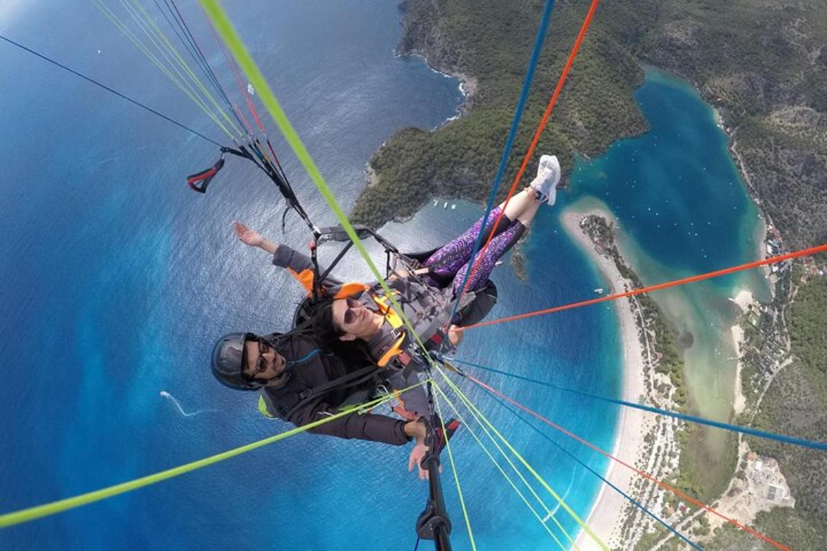 un home i una dona volant per l'aire sobre l'aigua