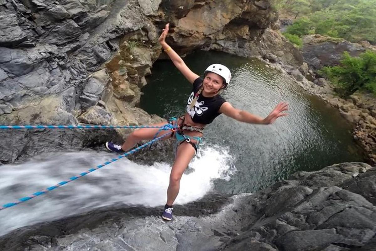 seorang wanita berada di atas tali di sungai