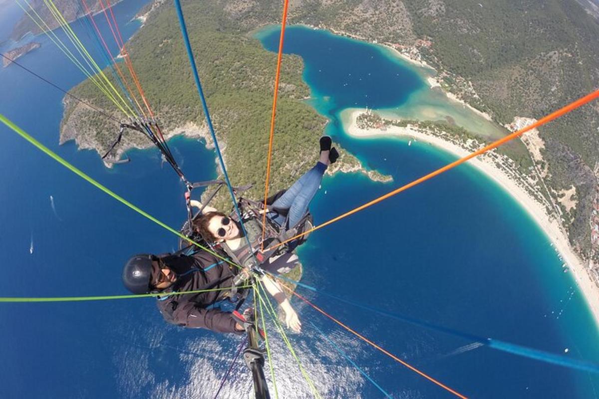 ένας άντρας που πετάει αλεξίπτωτο πάνω από ένα υδάτινο σώμα