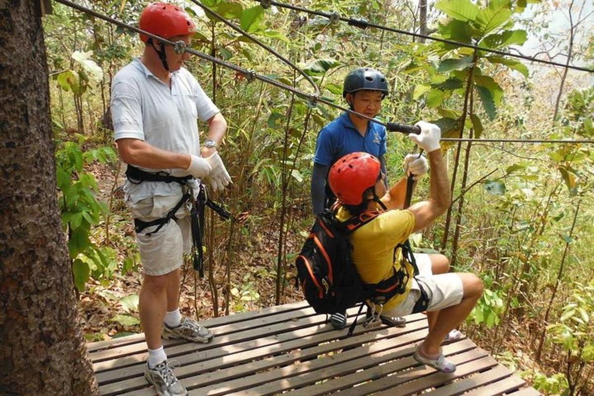 to menn på zipline i skogen