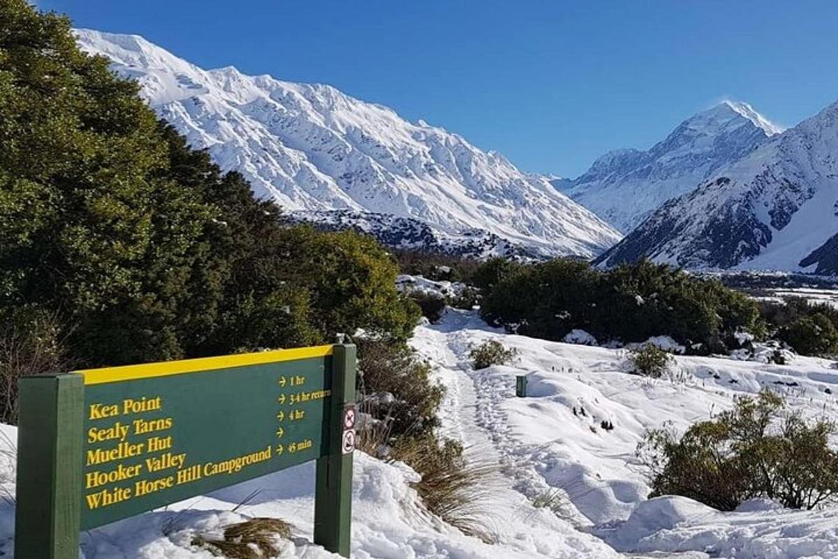 un cartello sul fianco di una montagna innevata