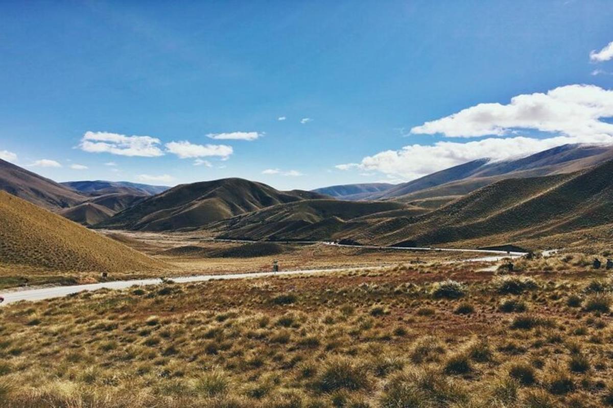 una strada in mezzo a un deserto con montagne