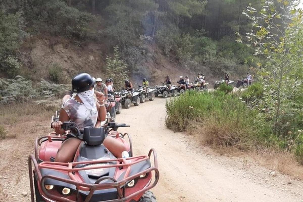 sekumpulan orang yang menunggang motosikal di jalan tanah