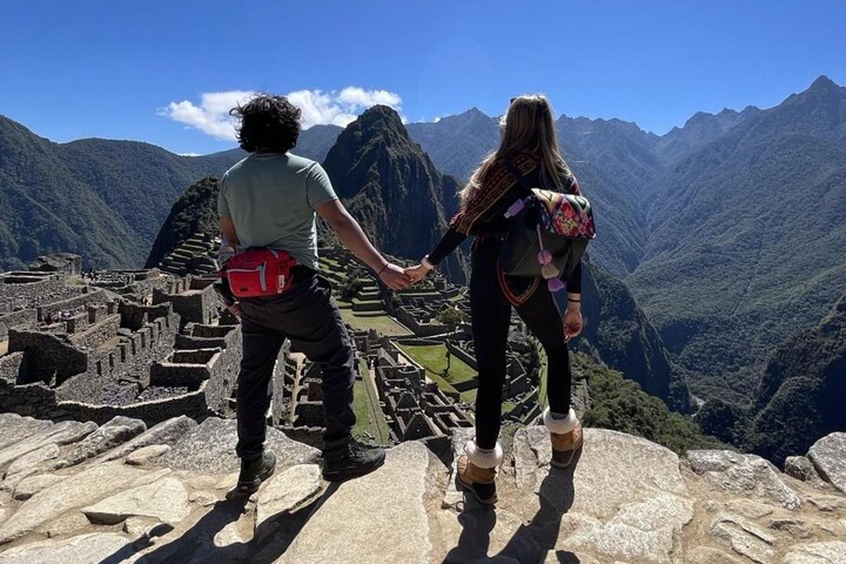 um homem e uma mulher em pé no topo de uma montanha