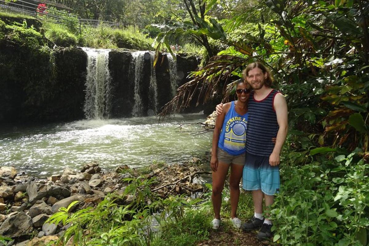 un uomo e una donna in piedi davanti a una cascata