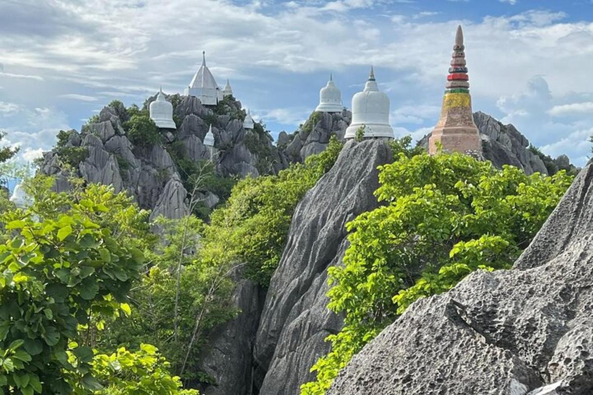 un gruppo di templi su una montagna rocciosa
