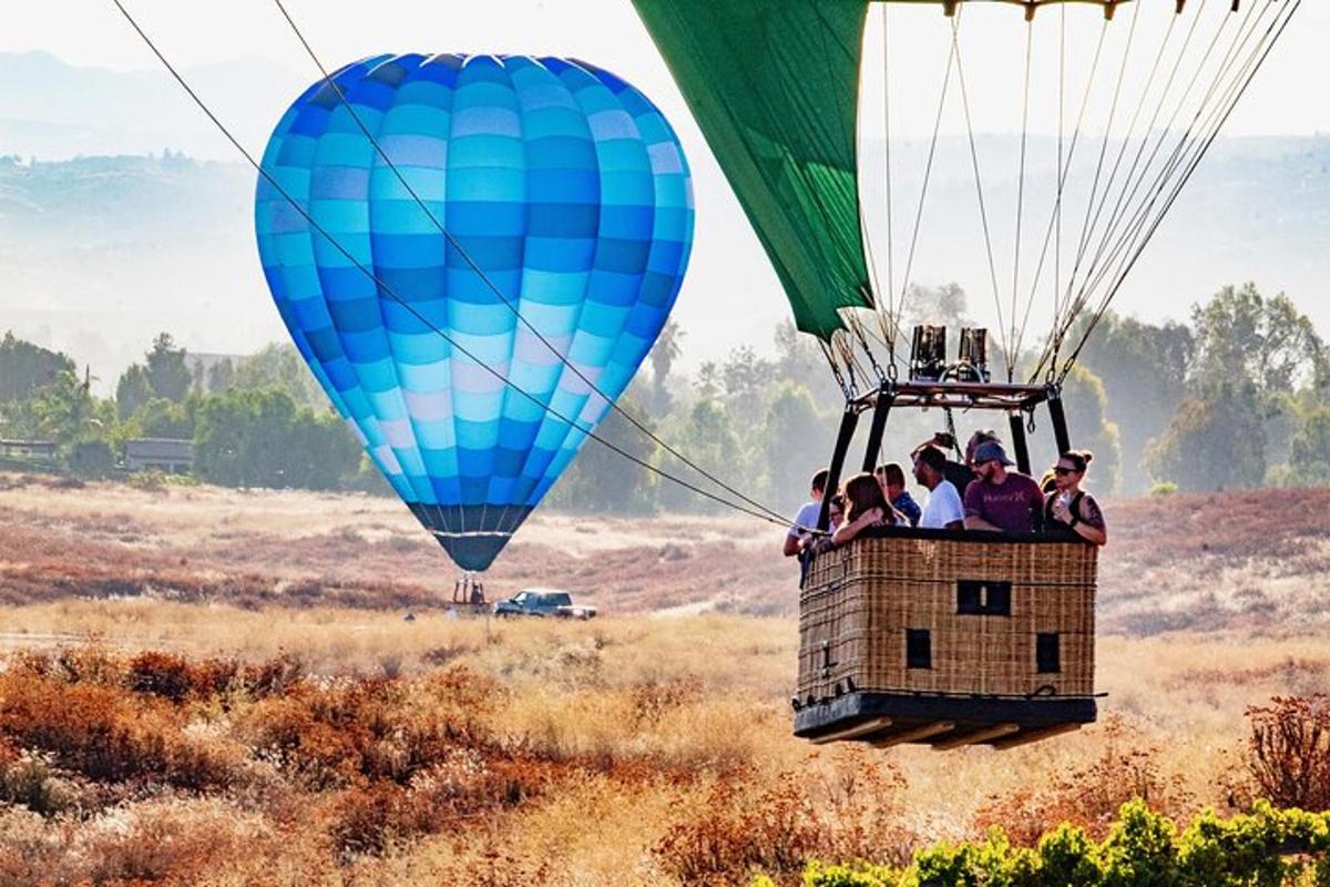 sekelompok orang yang menaiki balon udara