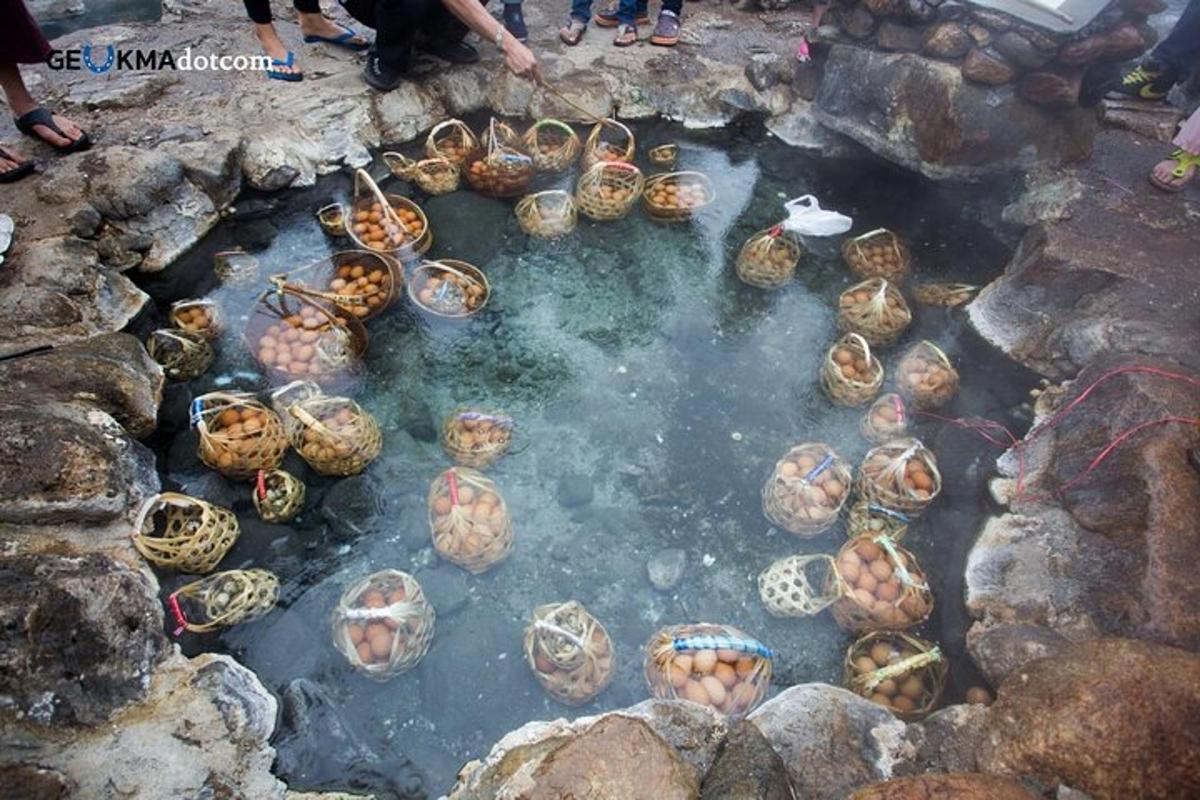 un gruppo di palline di vetro in una piscina d'acqua