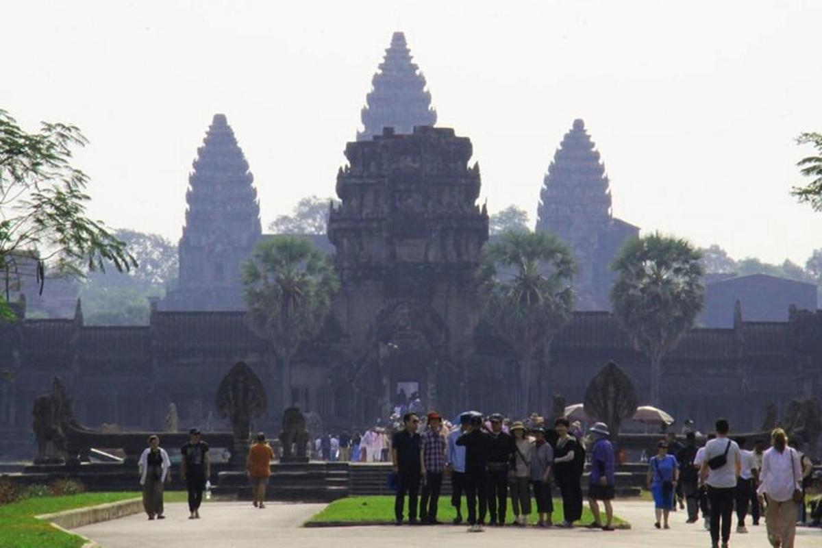sekumpulan orang berdiri di hadapan sebuah bangunan