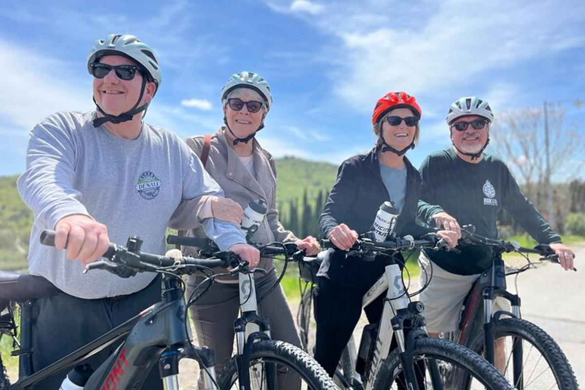 un gruppo di persone in piedi con le loro biciclette