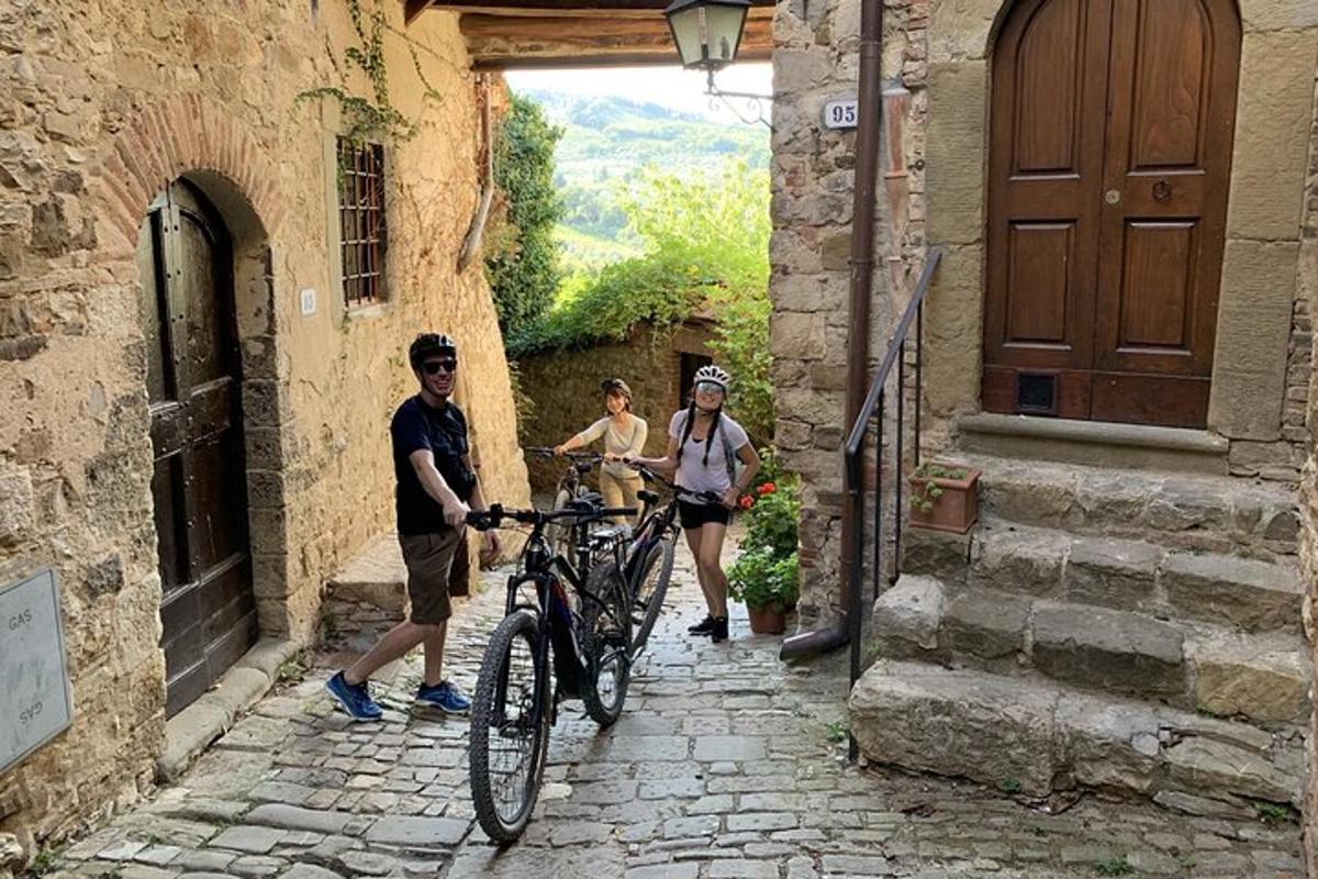 un gruppo di persone che camminano con una bicicletta in un vicolo