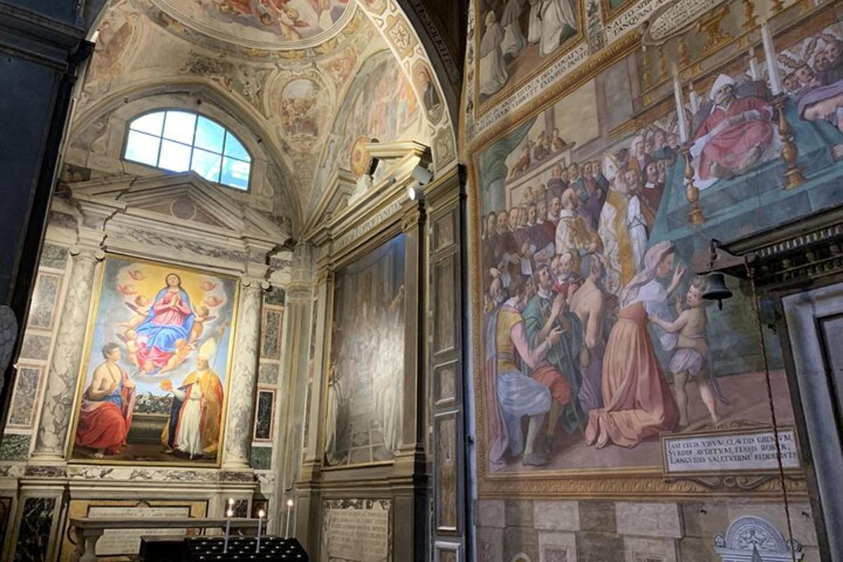 una stanza con dipinti sulle pareti di un edificio