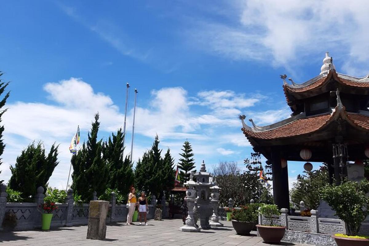 một nhóm người đứng trước một tòa nhà