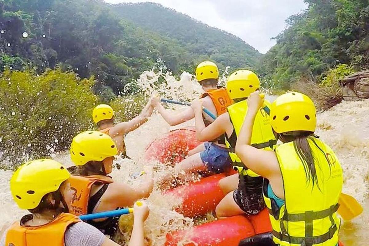 un gruppo di persone che fa rafting su un fiume