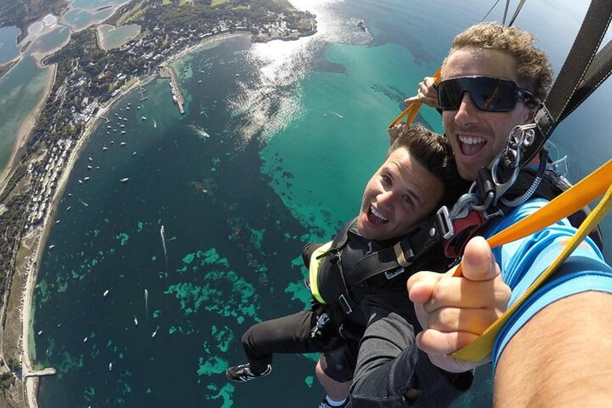 moški in fant na ziplineu nad vodo