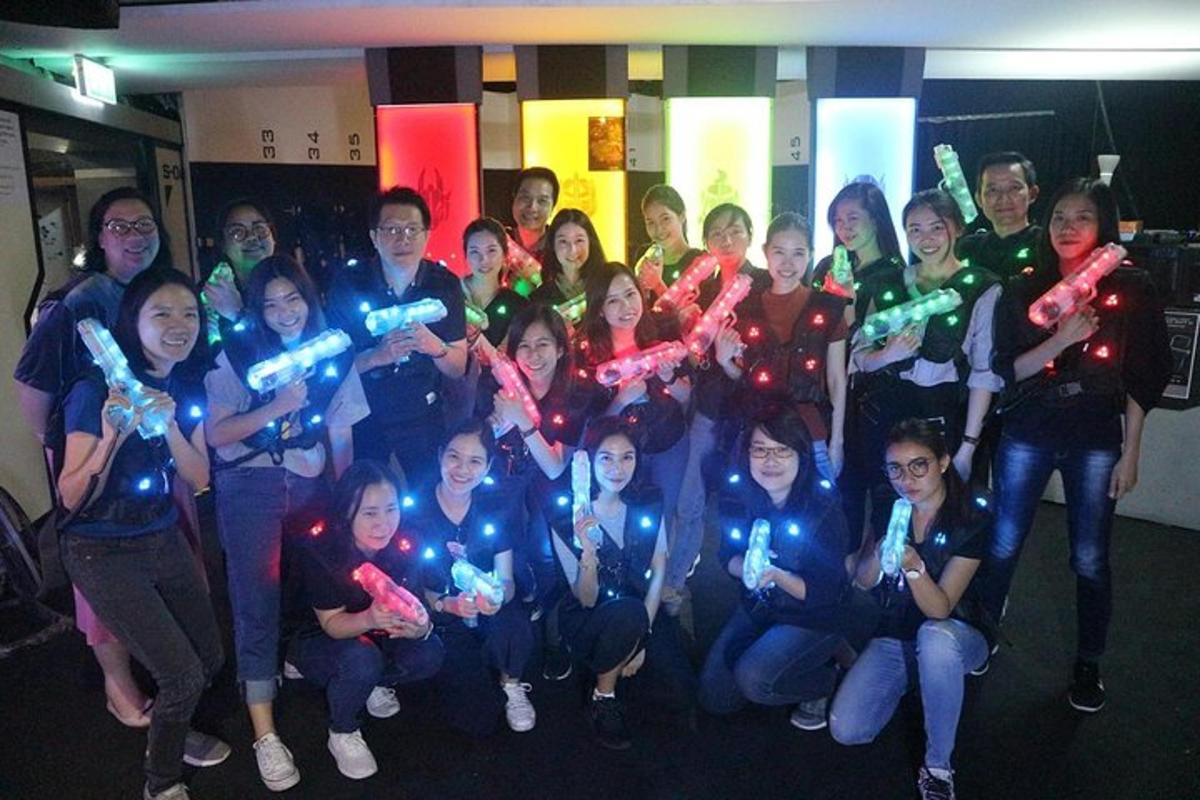 um grupo de pessoas posando para uma foto com luzes