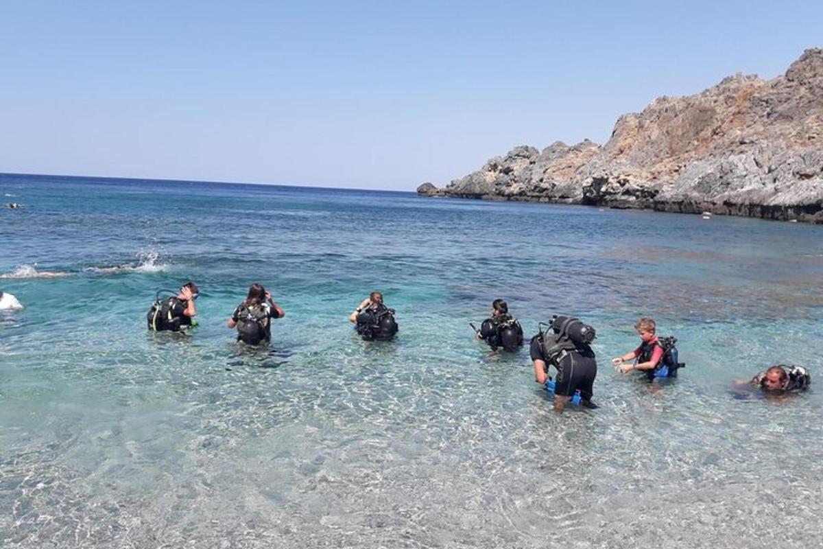 um grupo de pessoas na água do oceano
